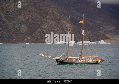 Opal barca a vela turistica esplorando Fon Fjord, Groenlandia Foto Stock