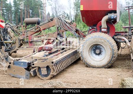 Unità di semina, mietitrebbia per l'aratura del terreno, la semina di cereali, l'esecuzione agraria, agricola, agricola, lavoro sul campo. Foto Stock