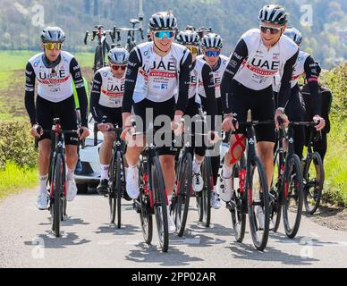 Remouchamps, Belgio. 21st Apr, 2023. Lo sloveno Tadej Pogacar e i compagni di squadra del Team Emirates degli Emirati Arabi Uniti hanno ritratto in azione durante una sessione di allenamento e ricognizione in pista, davanti alla gara ciclistica di un giorno Liegi-Bastogne-Liegi, a Remouchamps, Aywaille, venerdì 21 aprile 2023. BELGA PHOTO BENOIT DOPPAGNE Credit: Belga News Agency/Alamy Live News Foto Stock