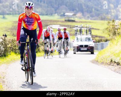 Remouchamps, Belgio. 21st Apr, 2023. Demi Vollering olandese di SD Worx raffigurato in azione durante una sessione di allenamento e ricognizione in pista, davanti alla gara ciclistica di un giorno Liegi-Bastogne-Liege, a Remouchamps, Aywaille, venerdì 21 aprile 2023. BELGA PHOTO BENOIT DOPPAGNE Credit: Belga News Agency/Alamy Live News Foto Stock