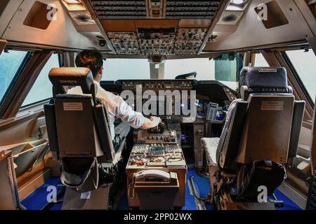 Il pilota della compagnia aerea lavora nel cockpit Foto Stock