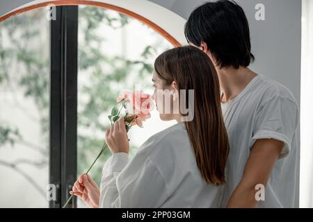 Gli amanti che condividono regali per anniversari speciali e memorabili. Una  coppia che trascorre del tempo di qualità per festeggiare insieme. Un  momento romantico e bello creare Foto stock - Alamy