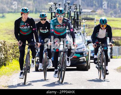 Remouchamps, Belgio. 21st Apr, 2023. I piloti del Bora Team hanno mostrato in azione durante una sessione di allenamento e ricognizione in pista, davanti alla gara ciclistica di un giorno Liegi-Bastogne-Liegi, a Remouchamps, Aywaille, venerdì 21 aprile 2023. BELGA PHOTO BENOIT DOPPAGNE Credit: Belga News Agency/Alamy Live News Foto Stock