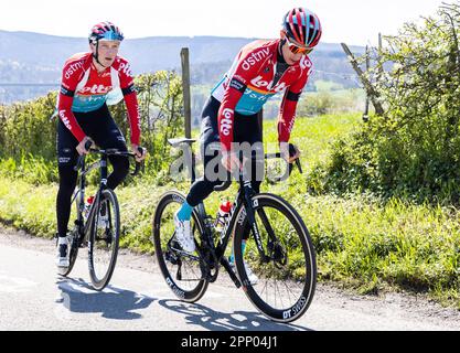 Remouchamps, Belgio. 21st Apr, 2023. I piloti del Lotto Team hanno ritratto in azione durante una sessione di allenamento e ricognizione in pista, davanti alla gara ciclistica di un giorno Liegi-Bastogne-Liegi, a Remouchamps, Aywaille, venerdì 21 aprile 2023. BELGA PHOTO BENOIT DOPPAGNE Credit: Belga News Agency/Alamy Live News Foto Stock