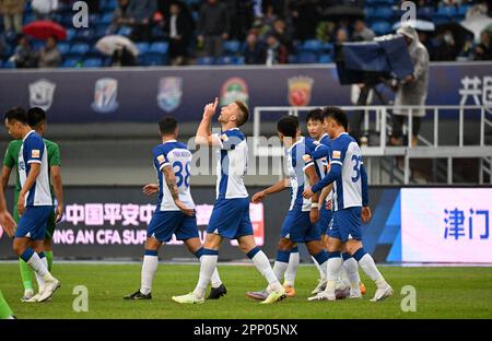 Tianjin. 21st Apr, 2023. Robert Beric (4th L) di Tianjin Jinmen Tigers celebra il punteggio durante una partita della Chinese Football Association Super League (CSL) del 2023 tra Tianjin Jinmen Tigers e Zhejiang FC a Tianjin, nella Cina settentrionale, il 21 aprile 2023. Credit: Li Ran/Xinhua/Alamy Live News Foto Stock