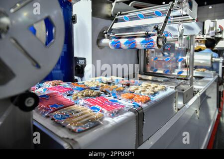 Pollo automatico, maiale, fette di carne fresca, linea di produzione alimentare su nastro trasportatore macchinari in fabbrica, produzione alimentare industriale Foto Stock