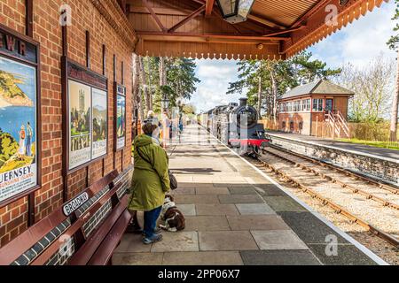 Braveheart, British Railways Standard Class 4 4-6-0 No. 75014 che si tira verso la piattaforma di Broadway Station sulla GWSR a Broadway, Worcestershire Foto Stock