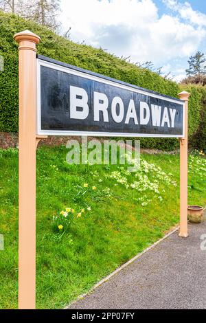 Primrose in primavera accanto al binario alla stazione di Broadway sul Gloucestershire & Warwkickshire Steam Railway GWSR sul Cotswolds a Broadway Foto Stock