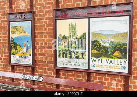 Vecchie pubblicità GWR sulla piattaforma a Broadway Station sulla Gloucestershire & Warwkickshire Steam Railway GWSR sulle Cotswolds a Broadway Foto Stock