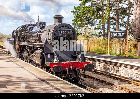 Braveheart, British Railways Standard classe 4 4-6-0 No. 75014 entrando al binario della stazione di Broadway sulla Gloucestershire & Warwickshire RLY Foto Stock