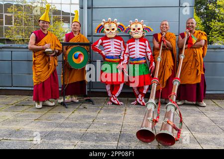 Poole, Dorset, Regno Unito. 21st aprile 2023. I monaci di Tashi Lhunpo al Faro, Poole benedicono il luogo e il loro prossimo tour con una cerimonia/spettacolo speciale (chiamata stampa). I monaci tibetani Tashi Lhunpo aprono il loro ultimo tour nel Regno Unito, il potere della compassione al Faro di Poole il 2 maggio. Otto monaci tibetani celebrano il 50th° anniversario della ricostruzione del loro monastero in India, dopo essere stati costretti dalla loro patria dall'occupazione cinese del Tibet 50 anni fa, con un programma di danza mascherata, musica e rituale tantrico. Credit: Carolyn Jenkins/Alamy Live News Foto Stock