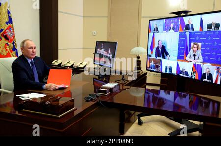 Novo-Ogaryovo, Russia. 21st Apr, 2023. Il presidente russo Vladimir Putin ospita una videoconferenza con i membri permanenti del Consiglio di sicurezza della residenza ufficiale di Novo-Ogaryovo, 21 aprile 2023 fuori Mosca, Russia. Credit: Gavriil Grigorov/Kremlin Pool/Alamy Live News Foto Stock