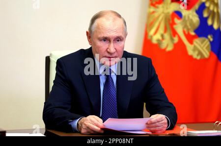 Novo-Ogaryovo, Russia. 21st Apr, 2023. Il presidente russo Vladimir Putin ospita una videoconferenza con i membri permanenti del Consiglio di sicurezza della residenza ufficiale di Novo-Ogaryovo, 21 aprile 2023 fuori Mosca, Russia. Credit: Gavriil Grigorov/Kremlin Pool/Alamy Live News Foto Stock