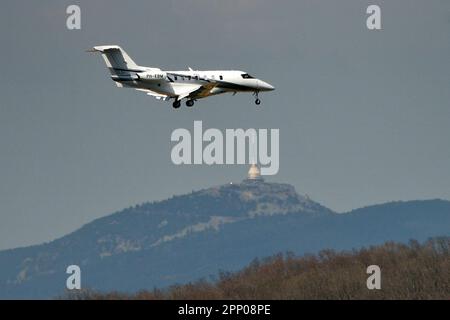 Mnichovo Hradiste, Repubblica Ceca. 21st Apr, 2023. Un aereo Pilatus PC-24 vola sopra la torre di Giesta nel cielo blu sopra la Repubblica Ceca. L'aereo atterra all'aeroporto internazionale locale di Mnichovo Hradiste (LKMH) 65 chilometri a nord di Praga. (Credit Image: © Slavek Ruta/ZUMA Press Wire) SOLO PER USO EDITORIALE! Non per USO commerciale! Foto Stock