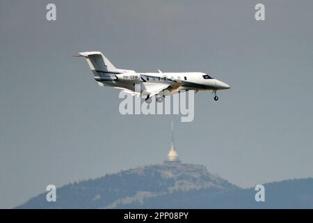 Mnichovo Hradiste, Repubblica Ceca. 21st Apr, 2023. Un aereo Pilatus PC-24 vola sopra la torre di Giesta nel cielo blu sopra la Repubblica Ceca. L'aereo atterra all'aeroporto internazionale locale di Mnichovo Hradiste (LKMH) 65 chilometri a nord di Praga. (Credit Image: © Slavek Ruta/ZUMA Press Wire) SOLO PER USO EDITORIALE! Non per USO commerciale! Foto Stock