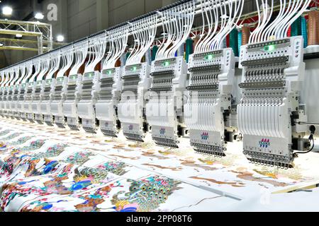 Ricamo a più teste piatte ad alta velocità Foto Stock