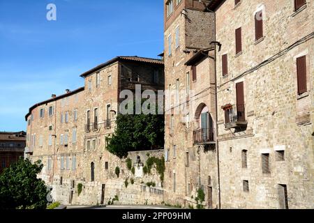 Antiche case medievali in pietra nel centro storico di Perugia in via Cesare Battisti sopra l'acquedotto medievale della Fontana maggiore Foto Stock
