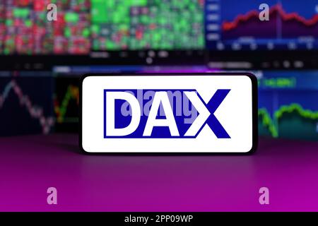 Indice del mercato azionario DAX davanti ai grafici del mercato azionario sfondo Foto Stock