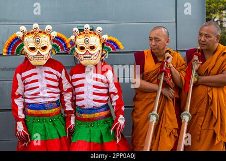 Poole, Dorset, Regno Unito. 21st aprile 2023. I monaci di Tashi Lhunpo al Faro, Poole benedicono il luogo e il loro prossimo tour con una cerimonia/spettacolo speciale (chiamata stampa). I monaci tibetani Tashi Lhunpo aprono il loro ultimo tour nel Regno Unito, il potere della compassione al Faro di Poole il 2 maggio. Otto monaci tibetani celebrano il 50th° anniversario della ricostruzione del loro monastero in India, dopo essere stati costretti dalla loro patria dall'occupazione cinese del Tibet 50 anni fa, con un programma di danza mascherata, musica e rituale tantrico. Credit: Carolyn Jenkins/Alamy Live News Foto Stock