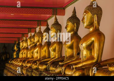 Il Buddha d'Oro è bello che i buddisti adorano. Foto Stock