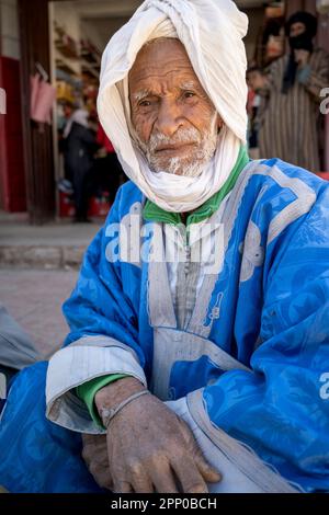 Ritratto di un anziano berbero in abito blu e turbante bianco. Foto Stock