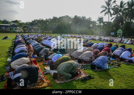 Soppeng, Sulawesi meridionale, Indonesia. 21st Apr, 2023. La congregazione di Muhammadiyah ha condotto la preghiera di Eid al-Fitr 1444 Hijri sul campo, mentre il Ministero indonesiano della religione ha deciso, attraverso la riunione dell'isbat, che la preghiera di Eid al-Fitr si terrà il 22 aprile. (Credit Image: © Moch Farabi Wardana/Pacific Press via ZUMA Press Wire) SOLO PER USO EDITORIALE! Non per USO commerciale! Credit: ZUMA Press, Inc./Alamy Live News Foto Stock