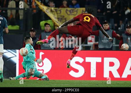 Roma, Italia, Italia. 20th Apr, 2023. Justin Bijlow (Feyenoord) salva su Tammy Abraham (Roma) durante la finale di UEFA Europa League tra AS Roma e Feyenoord Rotterdam allo Stadio Olimpico il 20 aprile 2023 a Roma. (Credit Image: © Giuseppe fama/Pacific Press via ZUMA Press Wire) SOLO PER USO EDITORIALE! Non per USO commerciale! Foto Stock