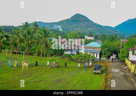 Soppeng, Sulawesi meridionale, Indonesia. 21st Apr, 2023. La congregazione di Muhammadiyah ha condotto la preghiera di Eid al-Fitr 1444 Hijri sul campo, mentre il Ministero indonesiano della religione ha deciso, attraverso la riunione dell'isbat, che la preghiera di Eid al-Fitr si terrà il 22 aprile. (Credit Image: © Moch Farabi Wardana/Pacific Press via ZUMA Press Wire) SOLO PER USO EDITORIALE! Non per USO commerciale! Credit: ZUMA Press, Inc./Alamy Live News Foto Stock