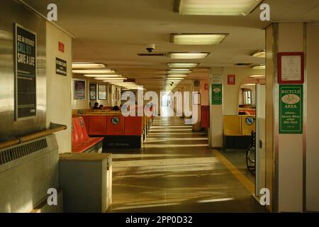 Interno della cabina sul traghetto di Staten Island, Staten Island, New York Foto Stock