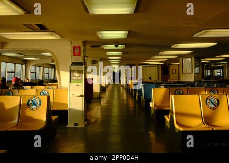 Interno della cabina sul traghetto di Staten Island, Staten Island, New York Foto Stock