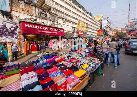 Bancarelle che vendono vestiti e tessuti per la strada nella zona del nuovo mercato di Taltala, Kolkata (Calcutta), capitale del Bengala Occidentale, India Foto Stock