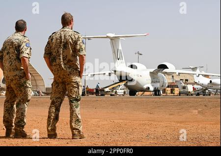 MALI, Gao, Minusma missione di mantenimento della pace delle Nazioni Unite, Camp Castor, Bundeswehr esercito tedesco, aeroporto Gao, due soldati tedeschi della Bundeswehr della missione ONU a casco blu Foto Stock