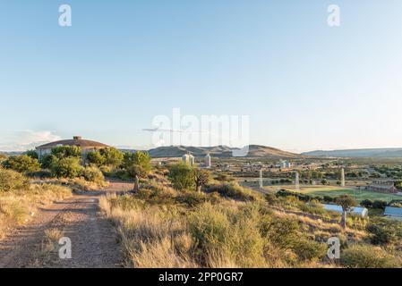 Prieska, Sudafrica - 28 2023 febbraio: Vista meridionale dalla riserva naturale di Koppie a Prieska. Un serbatoio, silos e campo sportivo della scuola superiore A. Foto Stock