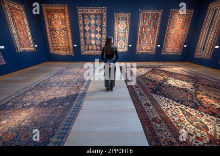 Christie's, Londra, Regno Unito. 21st Apr, 2023. L'arte del mondo islamico e indiano, tra cui tappeti orientali e tappeti asta si svolge il 27 aprile. Credit: Malcolm Park/Alamy Live News Foto Stock