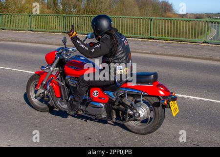 2014 Suzuki Vz 800 L4 V Twin Red Motorcycle Cruiser benzina 805 cc; ponte autostradale in Greater Manchester, Regno Unito Foto Stock