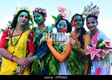 India, Madhya Pradesh, Jabalpur, 21 aprile 2023, giovani donne con i messaggi dipinti sulle loro facce che sollecitano a salvare la terra ad un programma, alla vigilia del giorno della terra in Jabalpur .Photo vicino - Uma Shankar Mishra Credit: Notizie in tensione Foto Stock