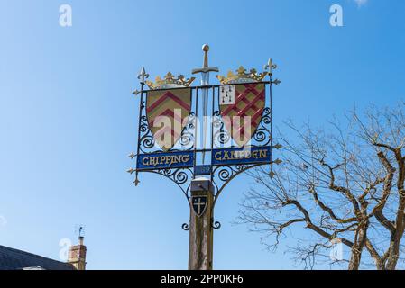 Insegna decorativa con stemma nella graziosa cittadina di Chipping Campden, nel Gloucestershire Foto Stock