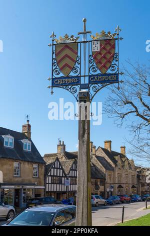 Insegna decorativa con stemma nella graziosa cittadina di Chipping Campden, nel Gloucestershire Foto Stock