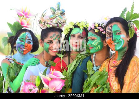 India, Madhya Pradesh, Jabalpur, 21 aprile 2023, giovani donne con i messaggi dipinti sulle loro facce che sollecitano a salvare la terra ad un programma, alla vigilia del giorno della terra in Jabalpur .Photo vicino - Uma Shankar Mishra Credit: Notizie in tensione Foto Stock