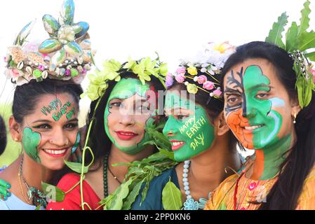 India, Madhya Pradesh, Jabalpur, 21 aprile 2023, giovani donne con i messaggi dipinti sulle loro facce che sollecitano a salvare la terra ad un programma, alla vigilia del giorno della terra in Jabalpur .Photo vicino - Uma Shankar Mishra Credit: Notizie in tensione Foto Stock