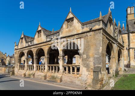 Il mercato nella graziosa cittadina di Chipping Campden, nel Gloucestershire Foto Stock