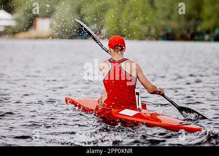 atleta maschile kayak in kayak monotono corsa di campionato kayak, sport giochi estivi Foto Stock