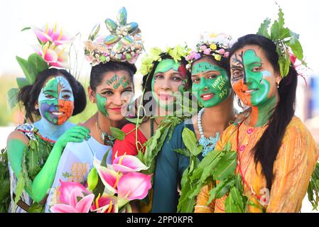 India, Madhya Pradesh, Jabalpur, 21 aprile 2023, giovani donne con i messaggi dipinti sulle loro facce che sollecitano a salvare la terra ad un programma, alla vigilia del giorno della terra in Jabalpur .Photo vicino - Uma Shankar Mishra Credit: Notizie in tensione Foto Stock