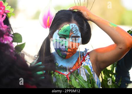 India, Madhya Pradesh, Jabalpur, 21 aprile 2023, giovani donne con i messaggi dipinti sulle loro facce che sollecitano a salvare la terra ad un programma, alla vigilia del giorno della terra in Jabalpur .Photo vicino - Uma Shankar Mishra Credit: Notizie in tensione Foto Stock