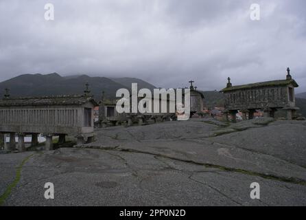 I granai di Soajo o Espigueiros de Soajo in Portogallo sono chiamati anche canastro, canico o horreo. La funzione è quella di asciugare il granoturco denso Foto Stock