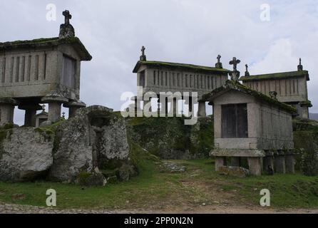 I granai di Soajo o Espigueiros de Soajo in Portogallo sono chiamati anche canastro, canico o horreo. La funzione è quella di asciugare il granoturco denso Foto Stock