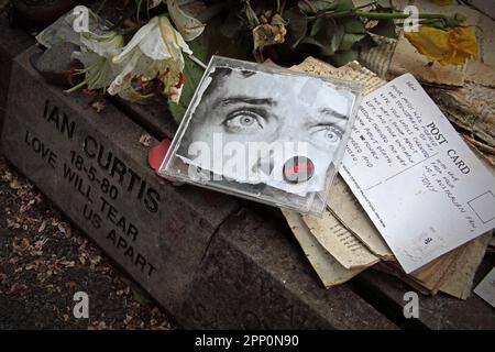 Ian Curtis 18-5-80 Love Will Tear US Apart, Memorial Stone, Macclesfield crematorium, Cheshire, Inghilterra, REGNO UNITO Foto Stock