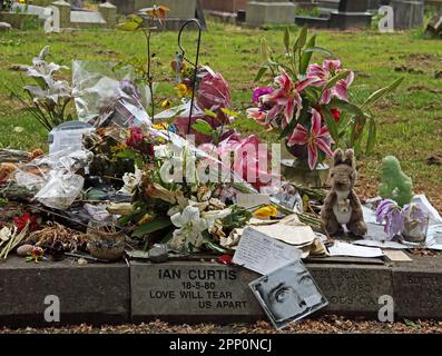 Ian Curtis 18-5-80 Love Will Tear US Apart, Memorial Stone, Macclesfield crematorium, Cheshire, Inghilterra, REGNO UNITO Foto Stock