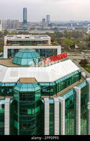 Belgrado, Serbia - 09 aprile 2023: Generali Insurance Group costruire una moderna torre per uffici con finestre verdi. Foto Stock