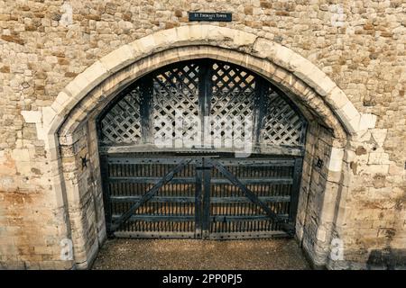 La porta dei traditori è un ingresso attraverso il quale molti prigionieri dei Tudor arrivarono alla Torre di Londra. Il cancello fu costruito da Edoardo i, per provarlo Foto Stock